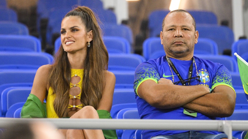 Izabel Goulart und Papa Neymar auf der Tribüne in Katar.