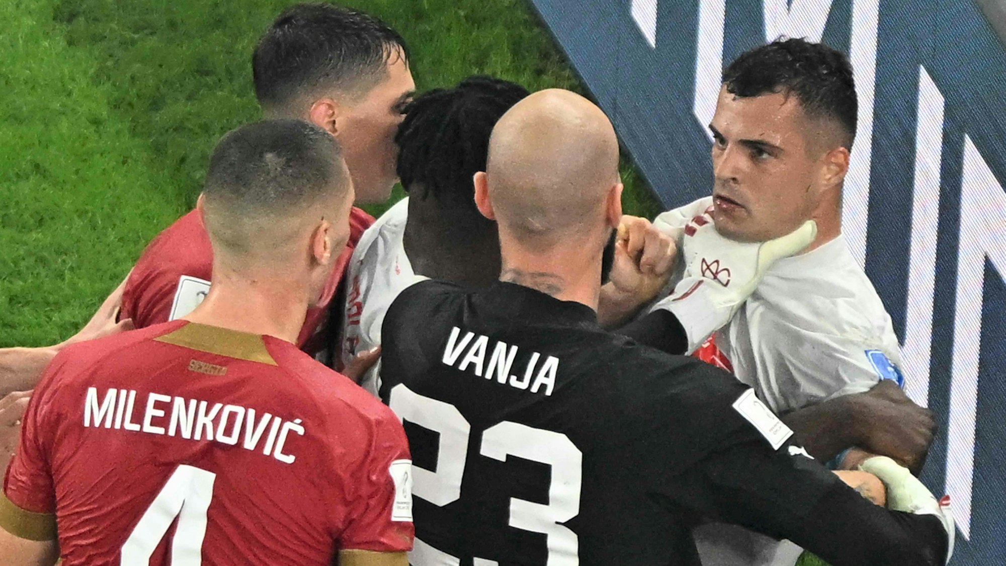 Granit Xhaka wird von mehreren serbischen Gegenspielern beim WM-Spiel zwischen der Schweiz und Serbien angegriffen