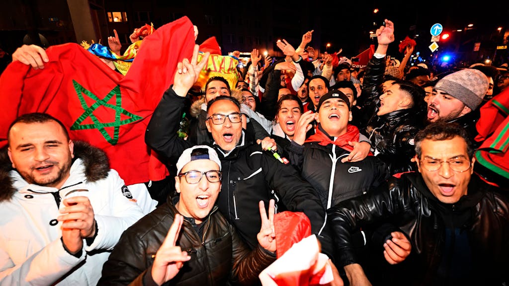Marokko-Fans feiern in Düsseldorf den WM-Sieg über Spanien.