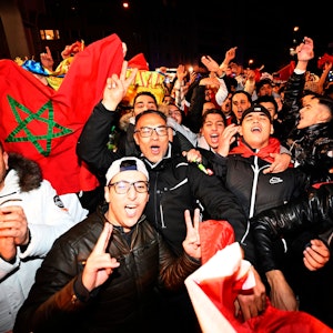 Marokko-Fans feiern in Düsseldorf den WM-Sieg über Spanien.