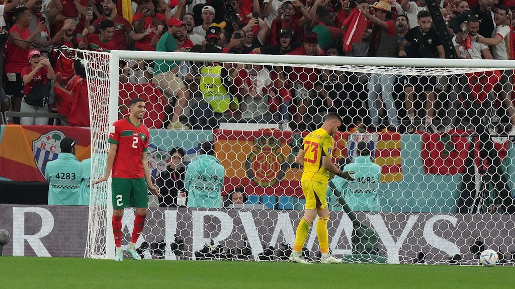 Achraf Hakimi jubelt nach seinem verwandelten Strafstoß für Marokko im Elfmeterschießen des WM-Achtelfinals 2022 gegen Spanien.