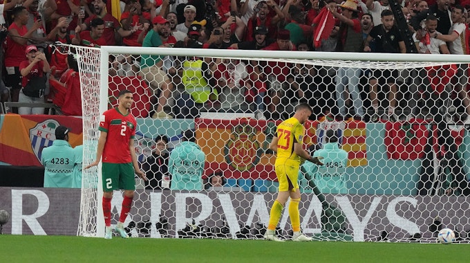 Achraf Hakimi jubelt nach seinem verwandelten Strafstoß für Marokko im Elfmeterschießen des WM-Achtelfinals 2022 gegen Spanien.