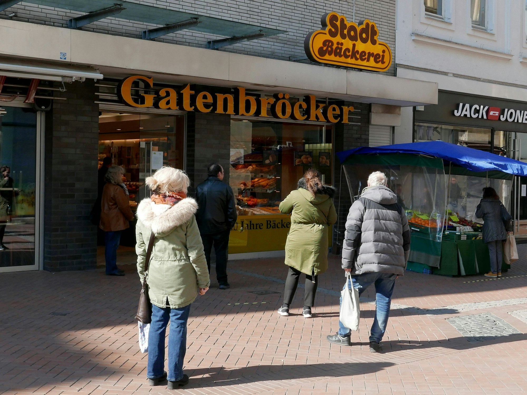 Blick auf eine Gatenbröcker-Bäckerei in der Gelsenkirchener Innenstadt im Frühjahr 2020: Erst hat die Corona-Pandemie die Branche unter Druck gesetzt, jetzt ist es die Energiekrise.