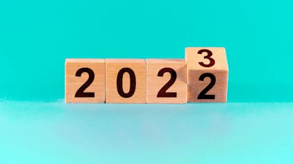 Hölzerne Würfel zeigen den Jahreswechsel von 2022 zu 2023&nbsp;