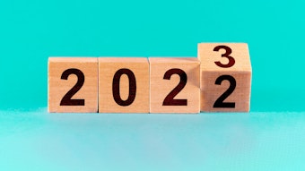 Hölzerne Würfel zeigen den Jahreswechsel von 2022 zu 2023