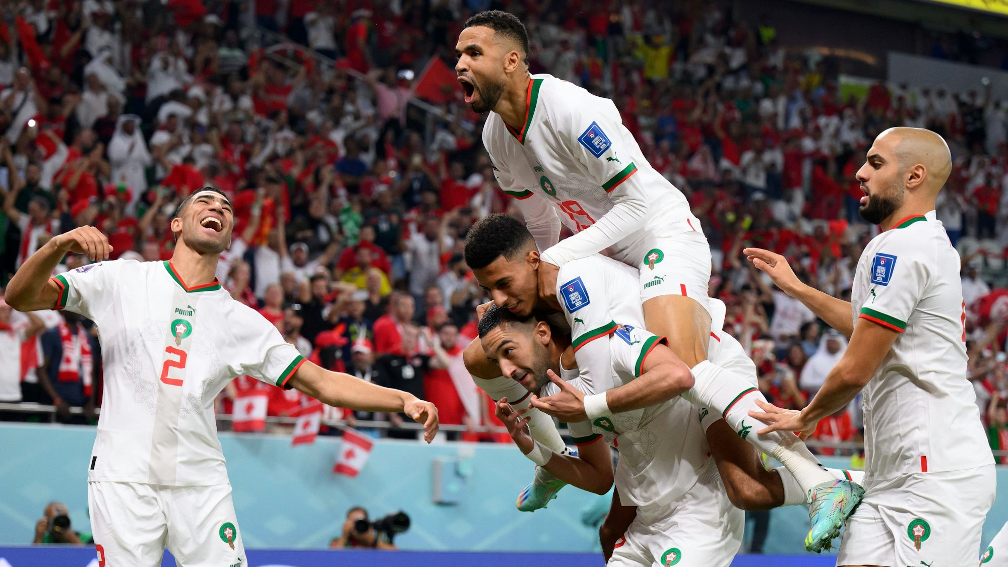 WM 2022: Marokkos Nationalspieler bejubeln ein Tor im Gruppenspiel gegen Kanada