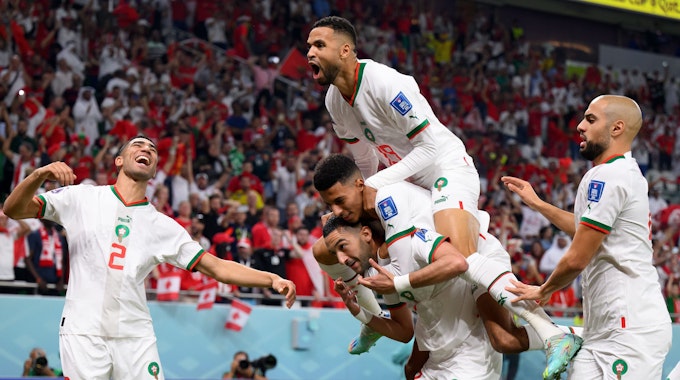 WM 2022: Marokkos Nationalspieler bejubeln ein Tor im Gruppenspiel gegen Kanada