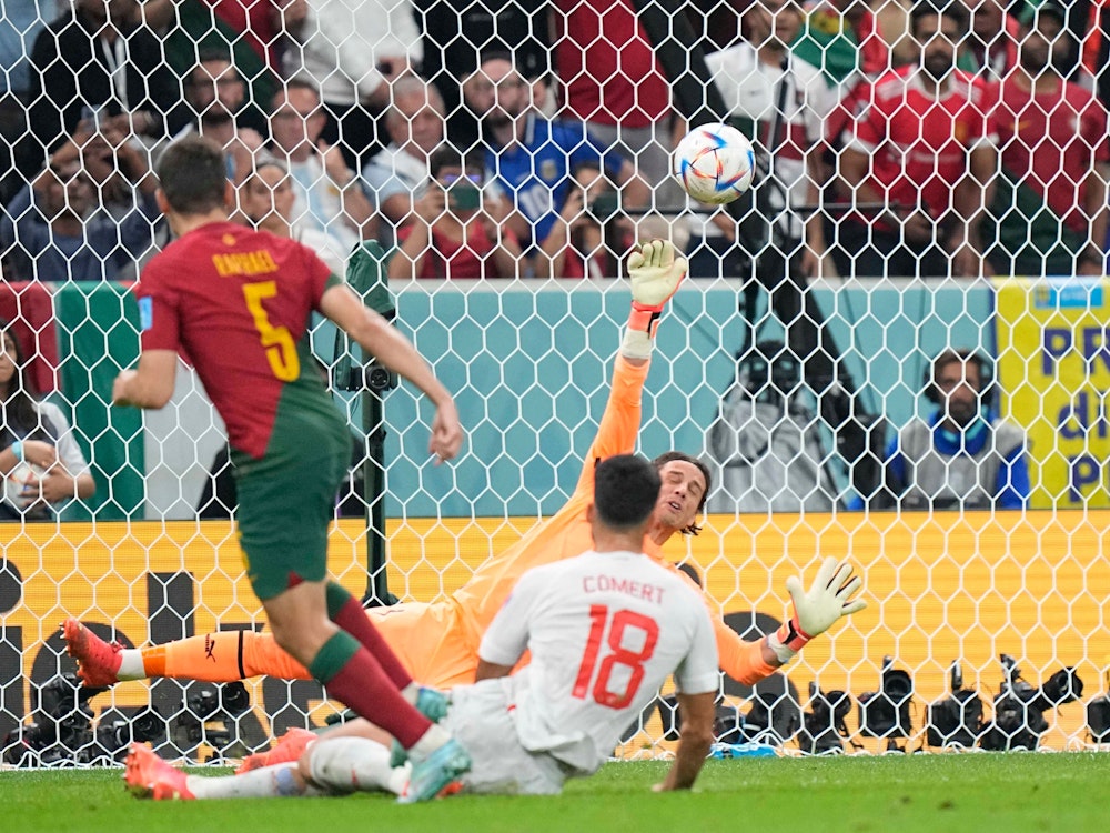 Raphael Guerreiro erzielt das Tor zum 4:0 für Portugal im WM-Achtelfinale gegen die Schweiz.