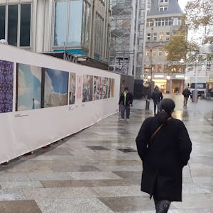 Eine Kunstplakatwand verdeckt die Baustelle am Dom-Hotel.