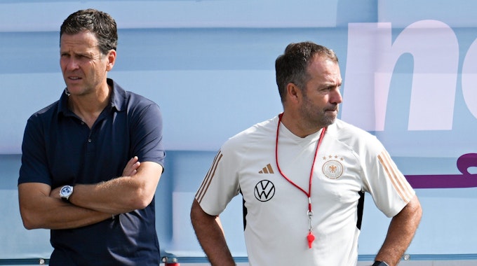 Deutschlands Oliver Bierhoff, damaliger Geschäftsführer Nationalmannschaften und Akademie, (l) und Bundestrainer Hansi Flick während des Trainings.