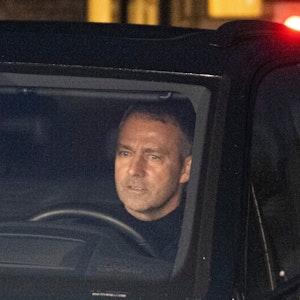 Bundestrainer Hans-Dieter Flick verlässt in einem Wagen das Kempinski-Hotel.