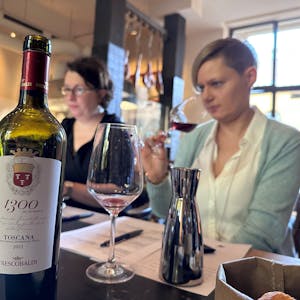 Romana Echensperger (l.) und Annette Schwarz sitzen am Tisch und testen Weine.