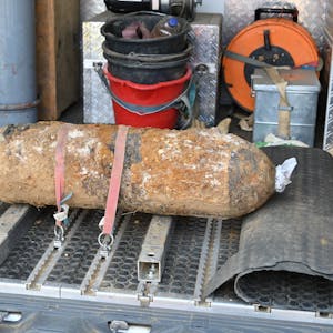 Eine Weltkriegsbombe liegt zum Abtransport bereit (Archivbild)
