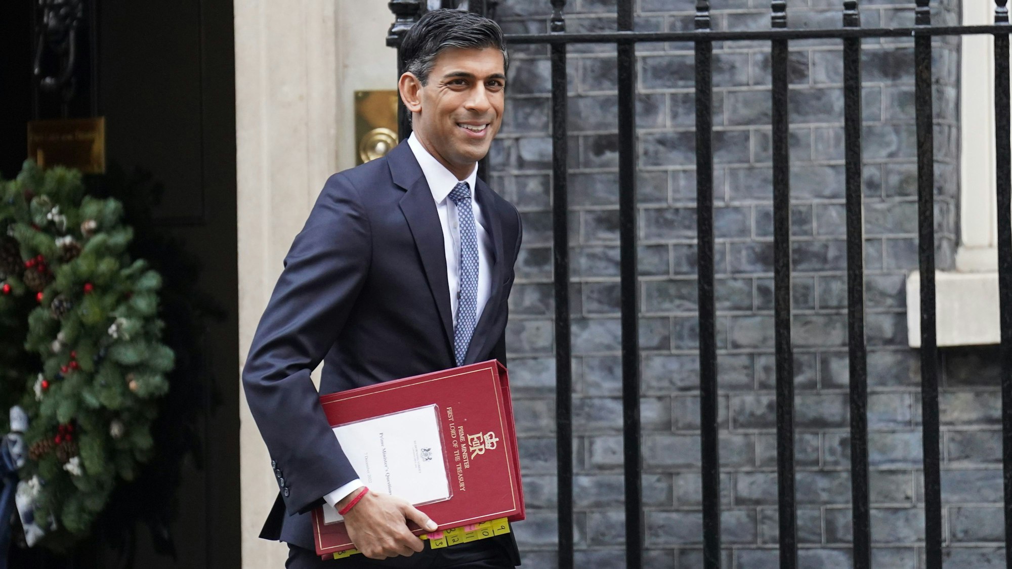 Rishi Sunak, Premierminister von Großbritannien, verlässt mit Akten unter dem Arm 10 Downing Street, um an der Fragestunde des Premierministers im Parlamentsgebäude teilzunehmen.