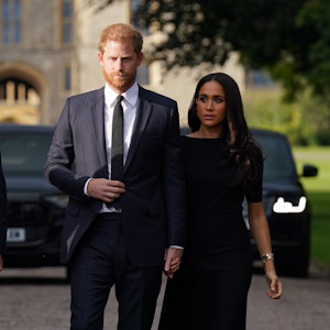 Der britische Prinz Harry, Herzog von Sussex, und seine Frau Meghan, Herzogin von Sussex: Das Foto zeigt die beiden Anfang September vor dem Schloss Windsor.