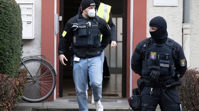 Polizisten verlassen ein Haus in Frankfurt am Main, die Durchsuchung war Teil der großen Razzia im „Reichsbürger“-Milieu.