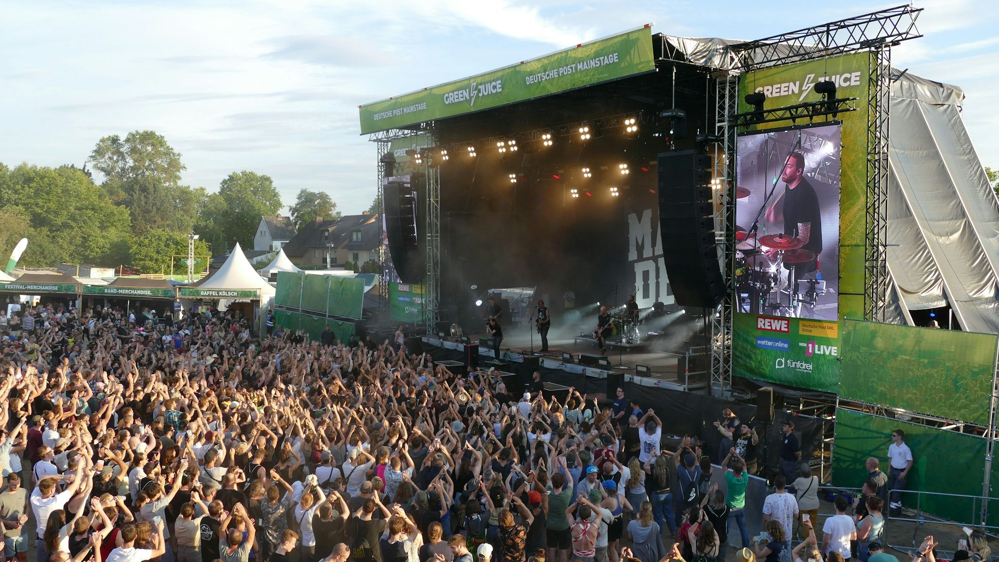 Green Juice-Festival in Bonn. Blick auf die Menschenmenge und die Bühne.