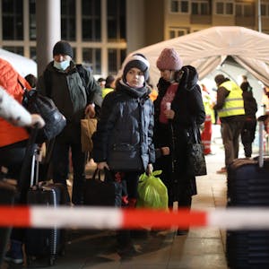 Mehrere Geflüchtete kommen nachts am Breslauer Platz an der Auffangstation für Geflüchtete aus der Ukraine an.