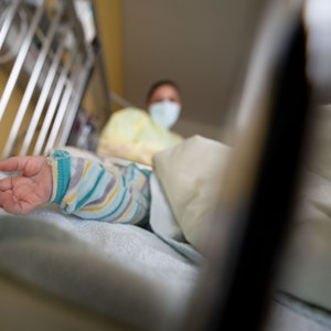 Ein am Respiratorischen Synzytial-Virus (RS-Virus oder RSV) erkrankter Patient liegt auf einer Kinderstation des Olgahospitals des Klinkums Stuttgart in einem Krankenbett.