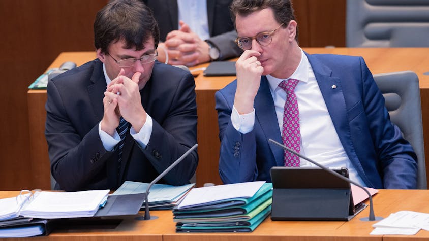 Ministerpräsident Hendrik Wüst im NRW-Landtag (r.) und Finanzminister Marcus Optendrenk (beide CDU)
