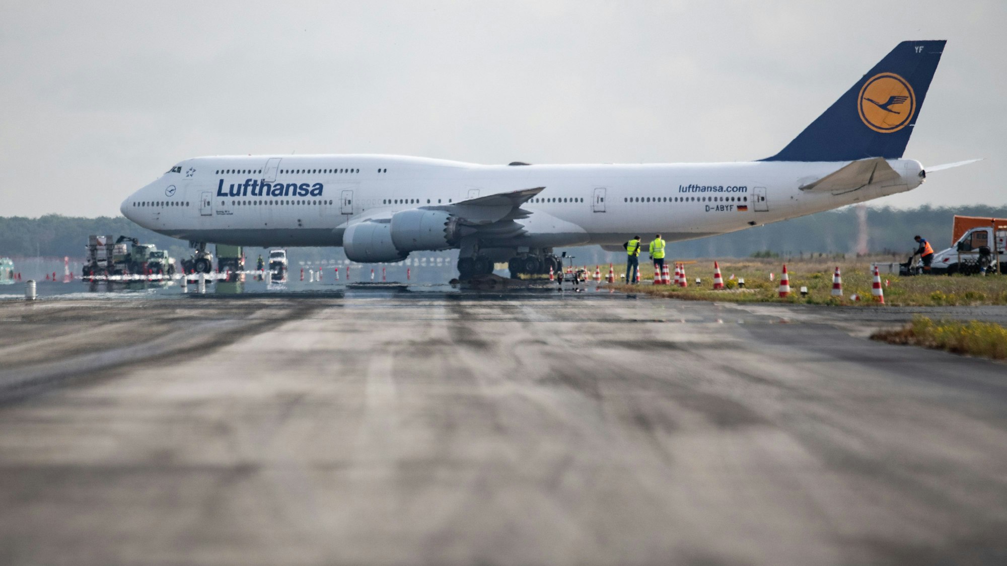 Eine Boeing 747 der Lufthansa kreuzt die derzeit für Sanierungsarbeiten gesperrte Landebahn Center des Flughafens in Frankfurt. Die Start- und Landebahn wird derzeit auf einer Fläche von rund 10 Fußballfeldern komplett saniert und neu asphaltiert.