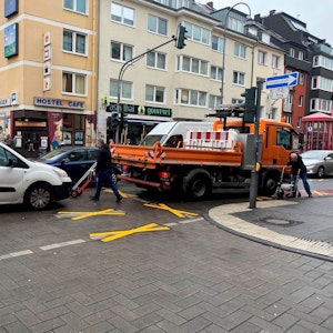 Das Foto zeigt die Verkehrssituation auf der Venloer Straße.