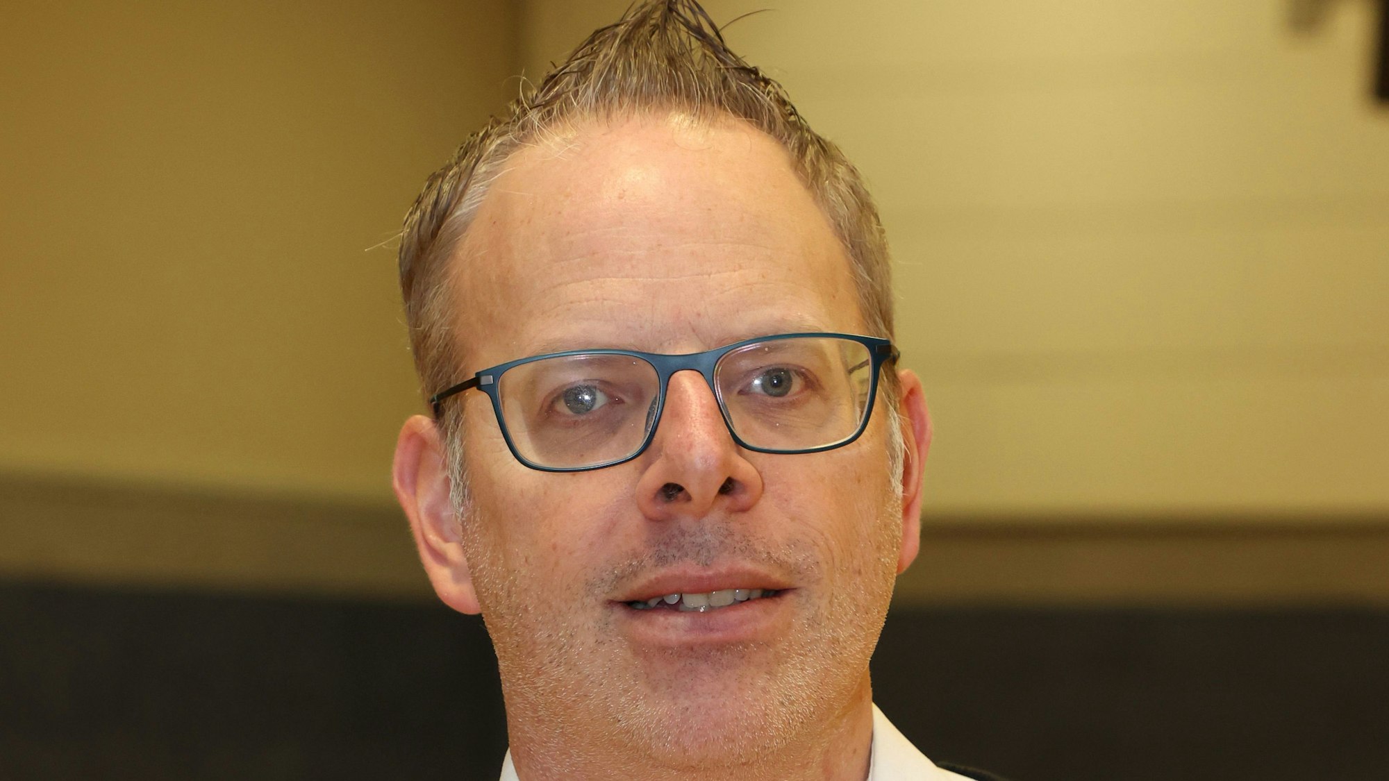 Martin Spicker, der Team-Manager der Rheinland Lions, trägt Brille und ein weißes Hemd.