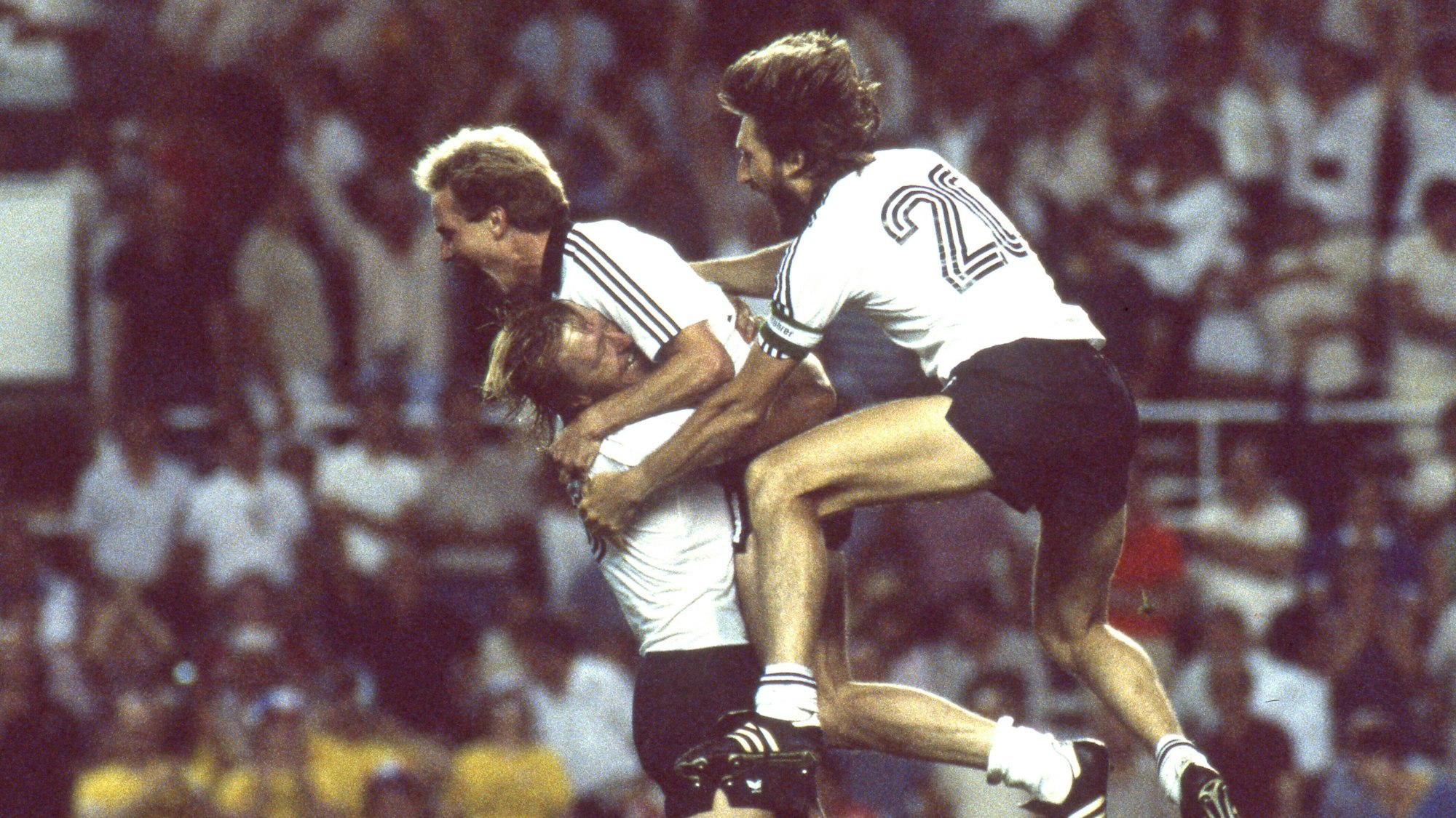 Der völlig freudetrunkene Horst Hrubesch feiert seinen verwandelten Elfmeter in der Nacht von Sevilla überschwänglich. Deutschland hat damit das Finale von Madrid erreicht.