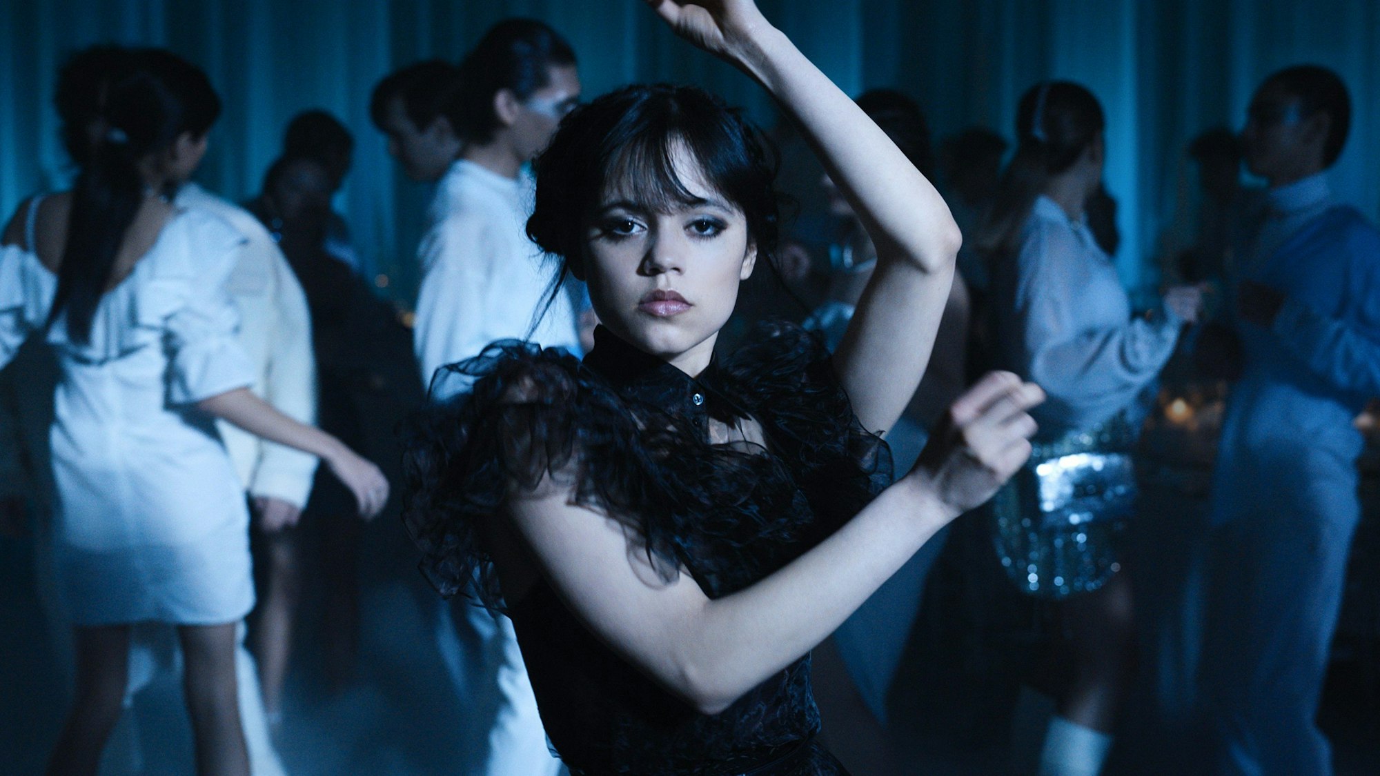 Schauspielerin Jenna Ortega als Wednesday Addams in einer Tanzszene aus der Netflix-Serie „Wednesday“