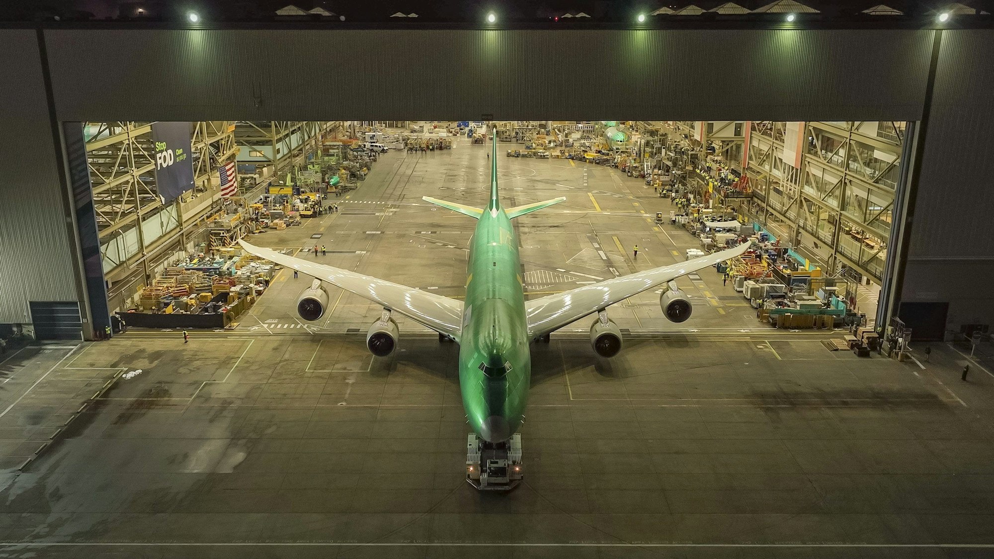 Die lttze Boeing 747 verlässt den Hangar. Das Tor ist offen und das Flugzeug wird rausgeführt.