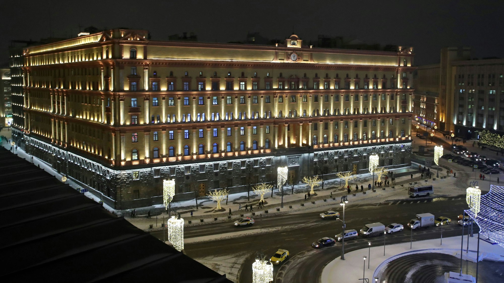 Die Zentrale des russischen Geheimdiensts FSB in Moskau ist zu sehen, die Fassade ist hell erleuchtet.