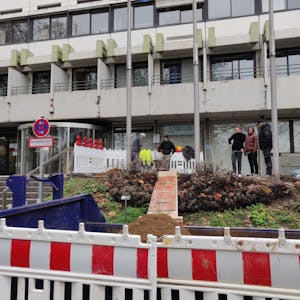 Baugitter vor dem Leichlinger Rathaus-Eingang, wo Arbeiter Erde für ein Fundament ausheben.