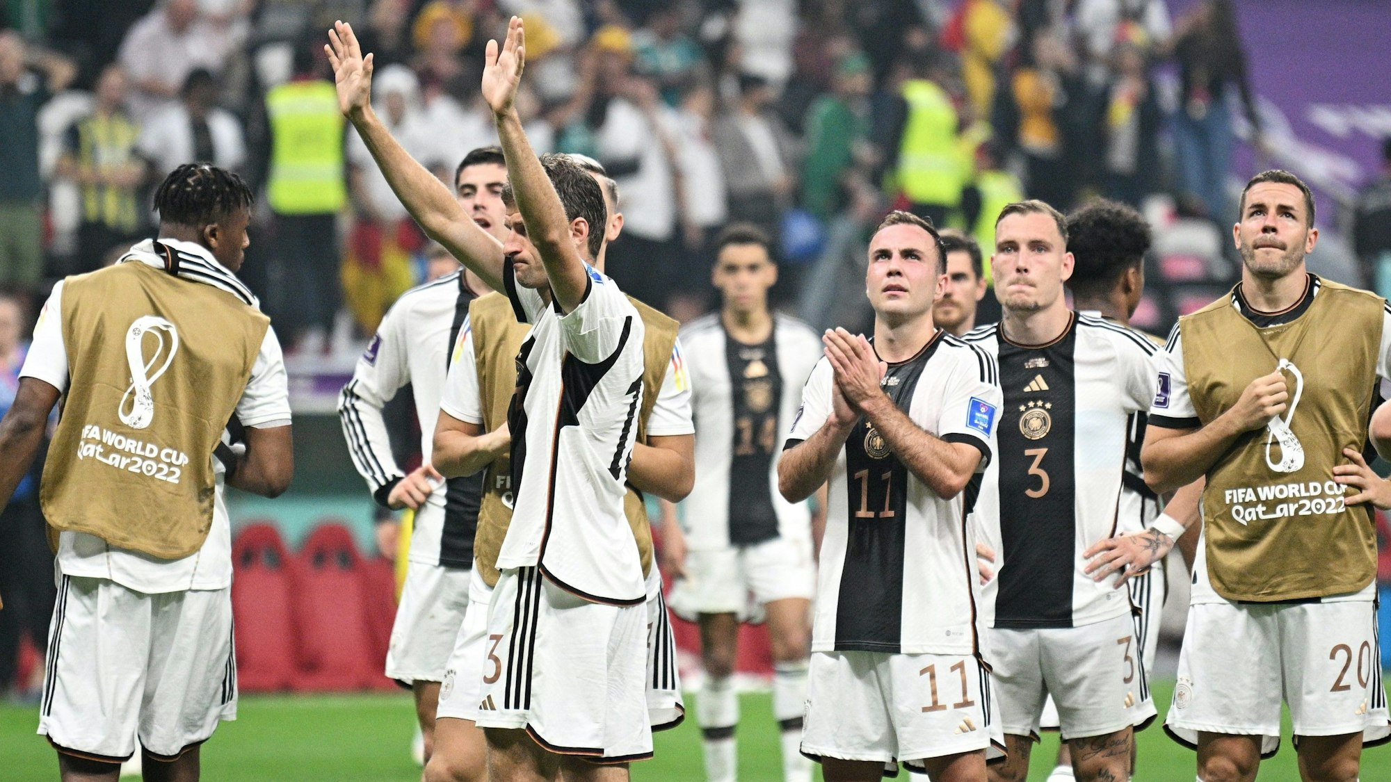Die DFB-Stars verabschieden sich nach dem Aus bei der WM 2022 enttäuscht von den Fans im Stadion.