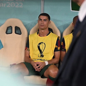Cristiano Ronaldo sitzt bei der WM 2022 im Spiel zwischen Portugal und der Schweiz auf der Ersatzbank.