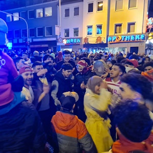 Das Bild zeigt feiernde Fans nach dem Sieg Marokkos gegen Spanien bei der Fußball-WM in Bergheim.