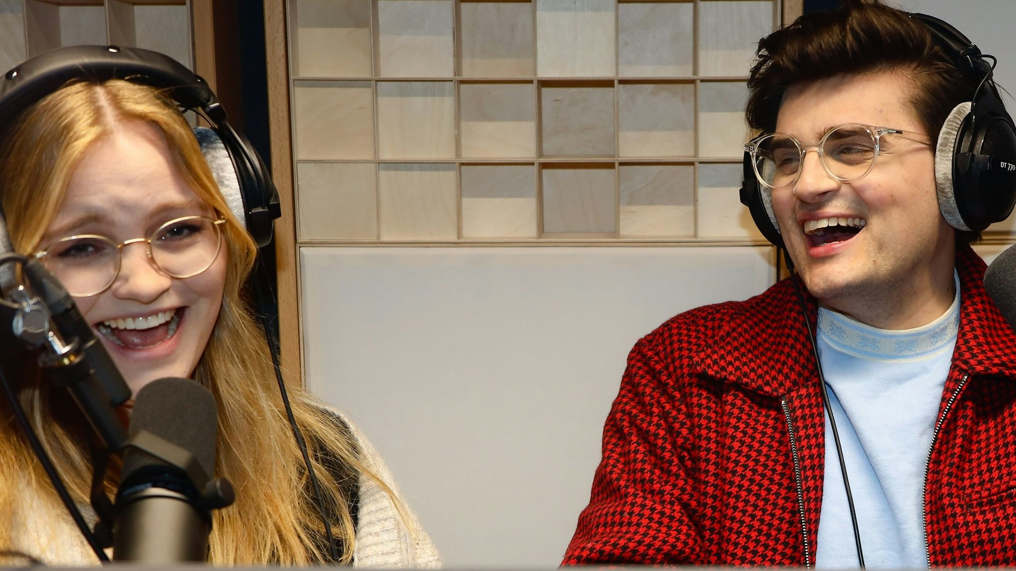Carolin Worbs und Miguel Robitzky sitzen mit Kopfhörern und Mikrofonen in den Produktionsräumen des ZDF Magazin Royale in Ehrenfeld, wo sie ihren Podcast "too many tabs" aufnehmen.