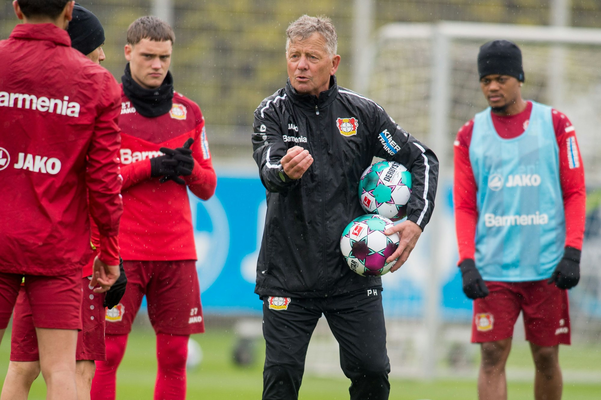 Peter Hermann mit Florian Wirtz und Leon Bailey im Training von Bayer 04 Leverkusen