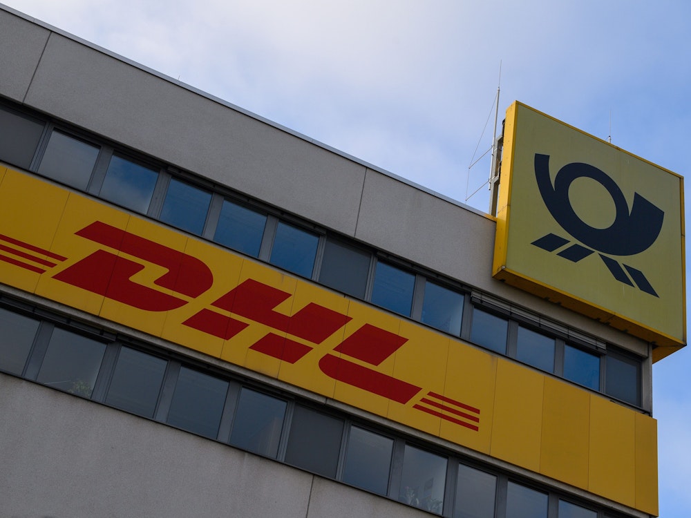 Das Bild zeigt das Logo der Deutschen Post an der Fassade eines DHL Paketzentrums. (Symbolbild)