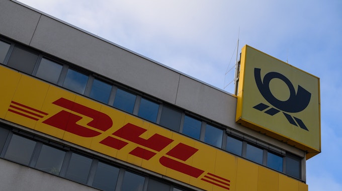 Das Bild zeigt das Logo der Deutschen Post an der Fassade eines DHL Paketzentrums. (Symbolbild)