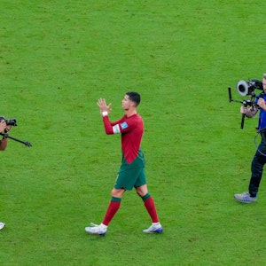 Cristiano Ronaldo wird fotografiert und gefilmt.