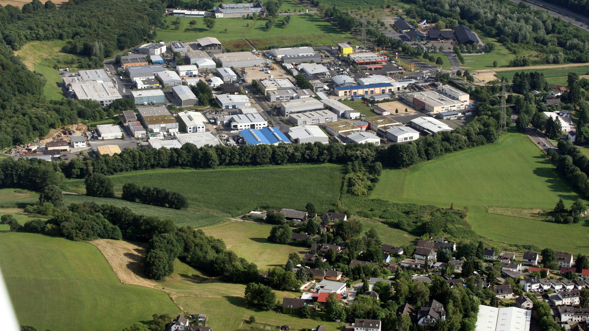Luftbild der Grünfläche zwischen Lohmar und Rösrath, auf der ein nachhaltiges Gewerbegebiet entstehen soll.