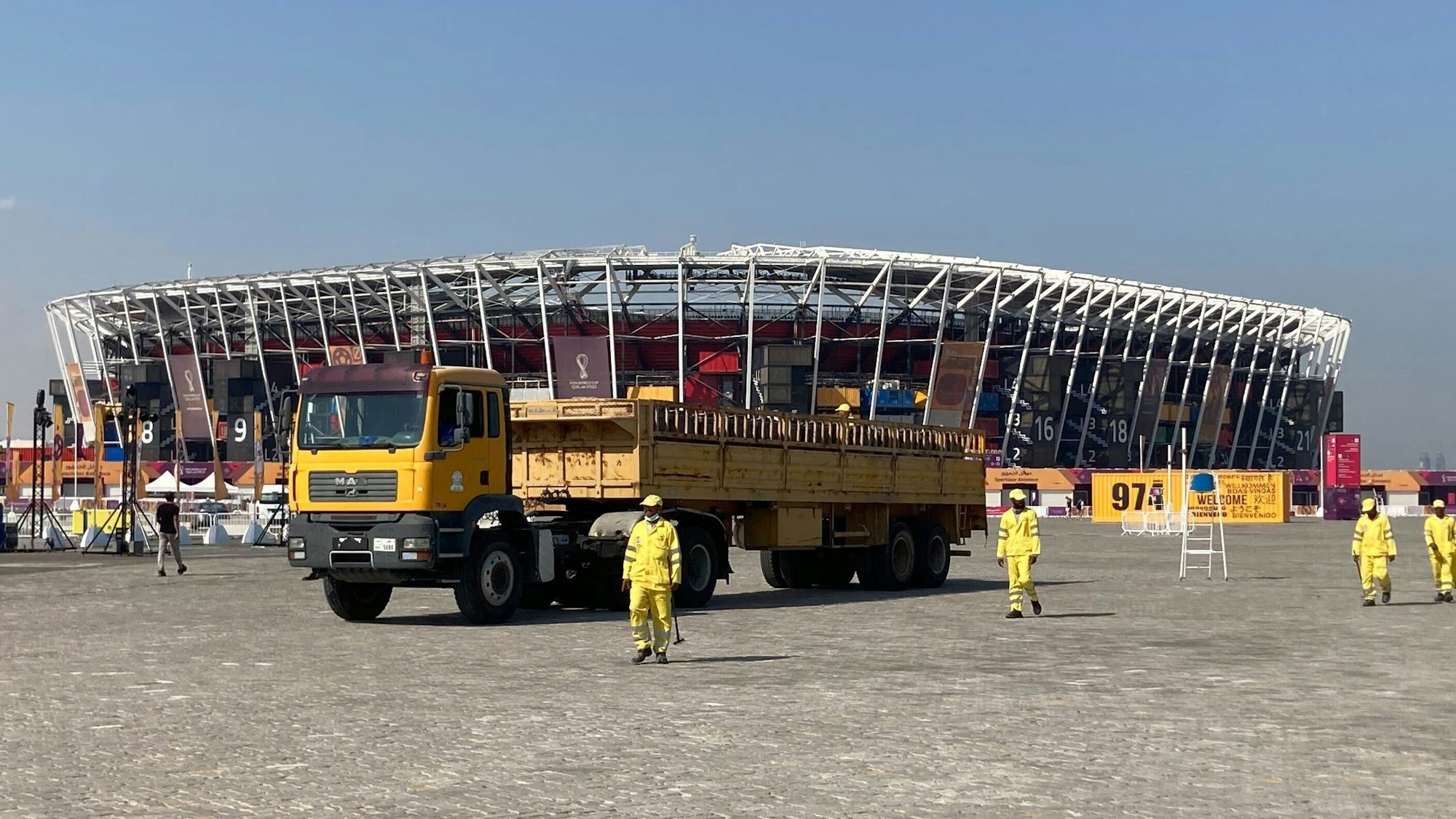 Fußball-WM 2022: Arbeiter bei den Abbauarbeiten in Katar.
