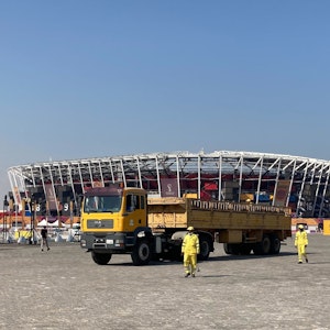 Fußball-WM 2022: Arbeiter bei den Abbauarbeiten in Katar.