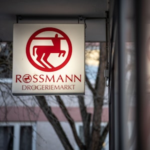 Eine Leuchttafel mit dem Firmenlogo von Rossmann in Mainz: Die Drogeriekette ruft einen Kinder-Snack zurück.