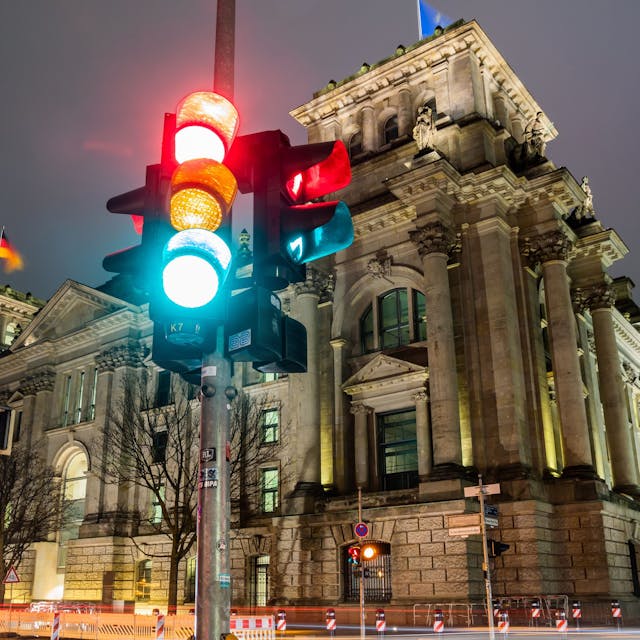 ARCHIV - 26.11.2021, Berlin: Eine Ampel leuchtet in einer Aufnahme mit Langzeitbelichtung am Morgen vor dem Reichstagsgebäude in allen drei Phasen.&nbsp;
