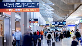Blick in das Terminal 1 mit vielen Reisenden.