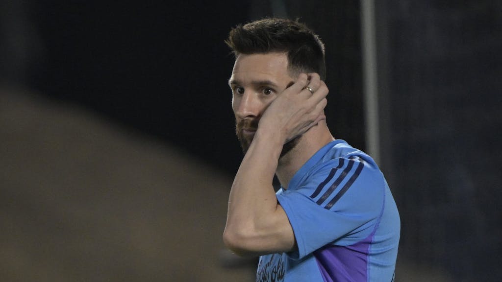 Lionel Messi (Argentinien) kratzt sich beim Training während der Fußball-WM in Katar am Kopf.
