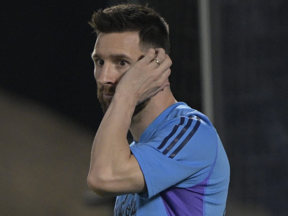 Lionel Messi (Argentinien) kratzt sich beim Training während der Fußball-WM in Katar am Kopf.