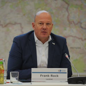 Auf dem Foto ist Frank Rock zu sehen. Er ist Landrat des Rhein-Erft-Kreises.