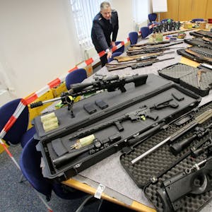 Sichergestellte Waffen von „Reichsbürgern“ im Polizeipräsidium in Wuppertal. Zu sehen sind mehrere Schusswaffen.&nbsp;